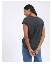 Load image into Gallery viewer, Foxwood - Signature tee black
